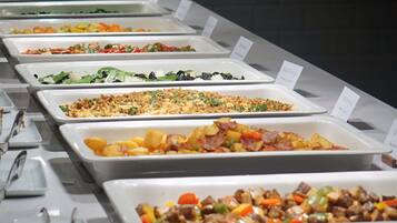 Daily buffet breakfast (CNY 128 per person)