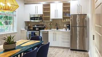 Refrigerador, microondas, horno, placa de cocina