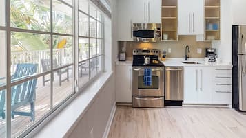 Refrigerador, microondas, horno, placa de cocina