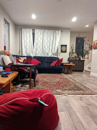 Cozy and Clean Room in upscale area