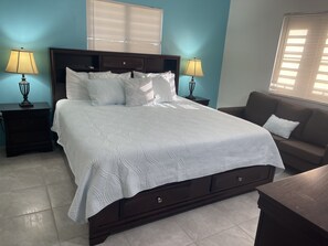 1 habitación, escritorio, tabla de planchar con plancha y cuna de viaje