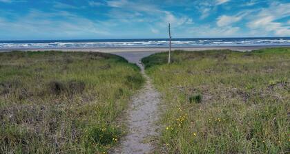 CLEAN Beach Cottage + Beach Path!