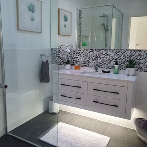 Dusche, Haartrockner, Handtücher, Seife