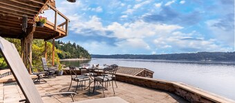 Breathtaking Waterfront Apartment