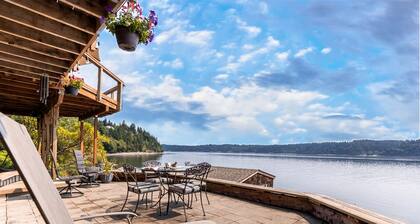 Breathtaking Waterfront Apartment