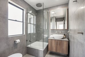 Standard-Apartment | Badezimmer | Dusche, Regendusche, Handtücher, Seife