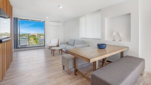 Standard Apartment | Ruang tamu | 75 inci sebuah televisyen pintar dengan digital, TV, Netflix