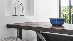 Standard Apartment | Ruang tamu | 75 inci sebuah televisyen pintar dengan digital, TV, Netflix