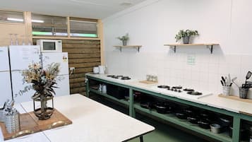 Refrigerador, microondas, parrilla de estufa y tetera eléctrica