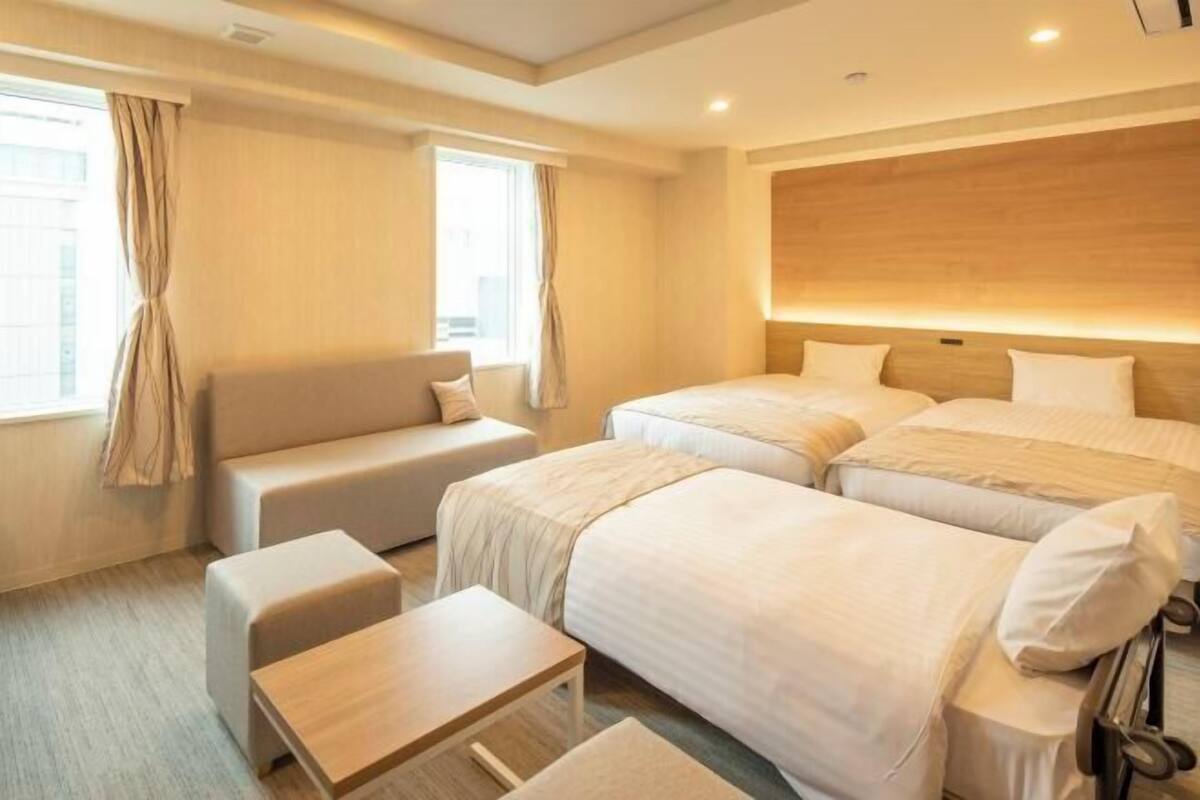 Escritorio, cortinas blackout, insonorización y wifi gratis