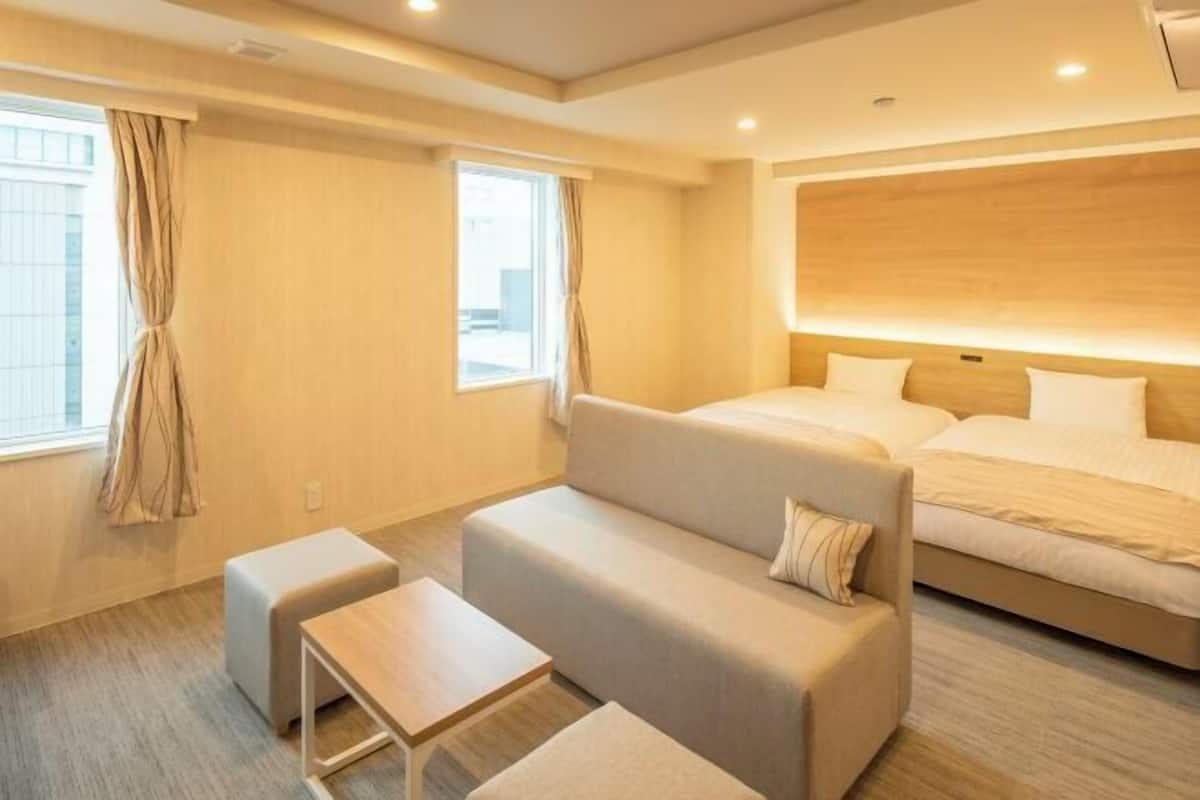 Escritorio, cortinas blackout, insonorización y wifi gratis