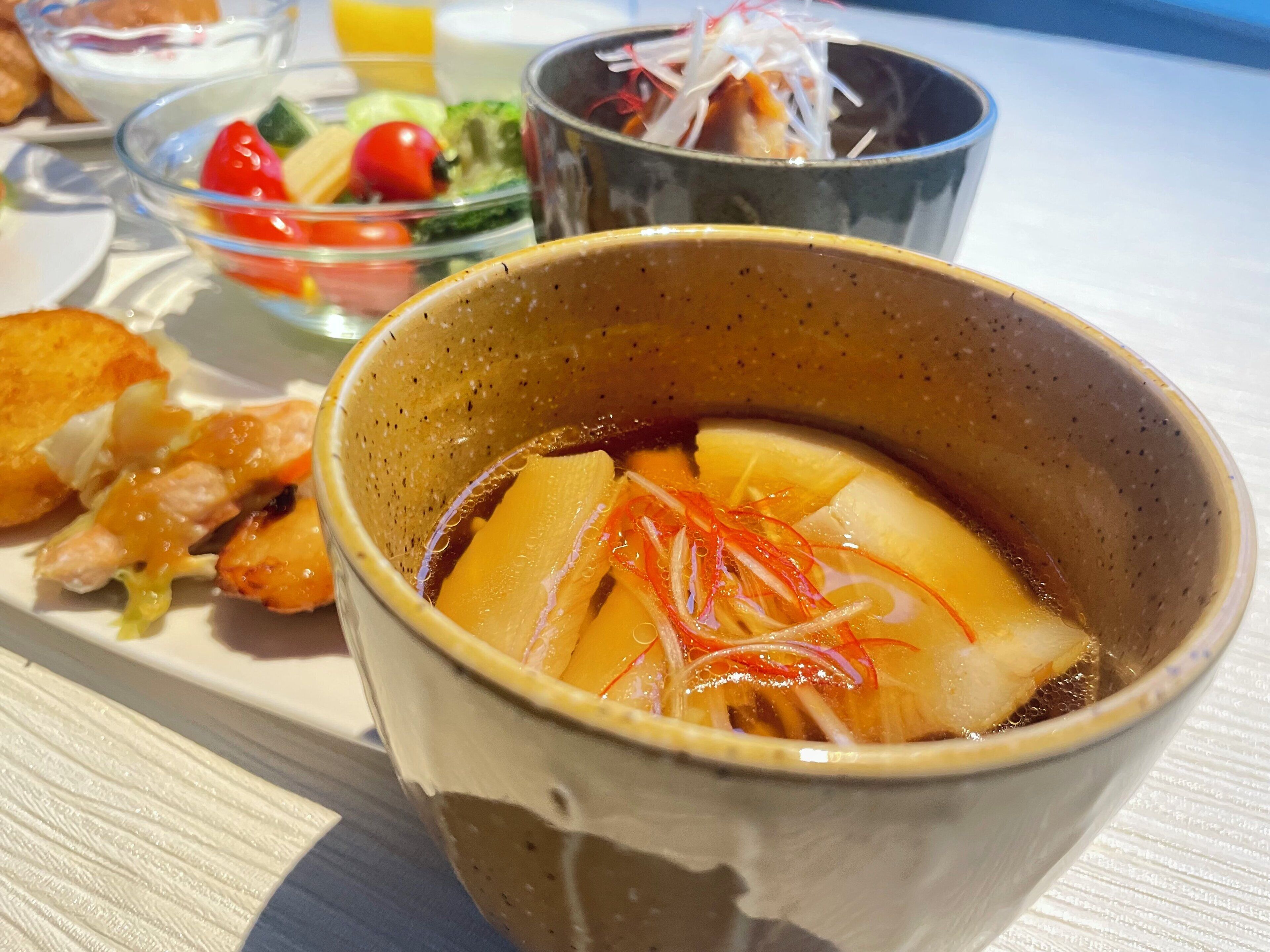 Un repas composé d’une soupe, d’une salade et de pain.