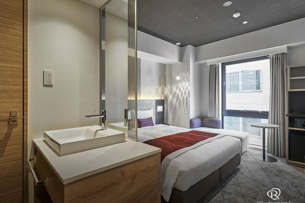 Cubrecamas, caja de seguridad en la habitación y cortinas blackout