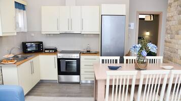 Refrigerador con freezer, horno, tostadora, utensilios de cocina