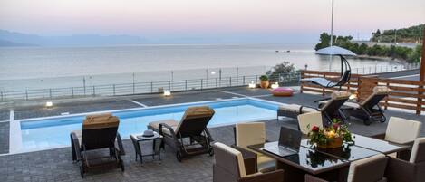 Sesongbasert utendørsbasseng og solsenger