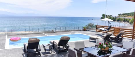 En la playa y playa de arena negra