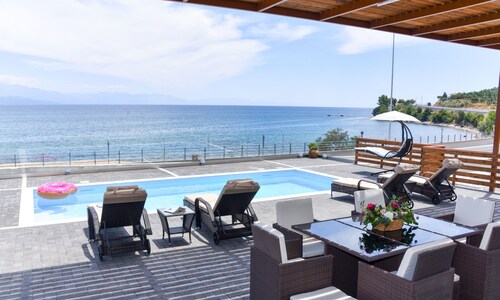 Aurora Luxury Retreat - Beachfront & Private Pool