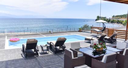 Aurora Luxury Retreat - Beachfront & Private Pool