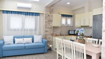 Deluxe-Villa | Wohnbereich | 35-Zoll-Smart-TV mit Digitalempfang, Fernseher, Arbeitsbereiche