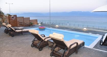 Aurora Luxury Retreat - Beachfront & Private Pool