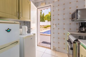 Jääkaappi, mikroaaltouuni, uuni, kahvin-/teenkeitin