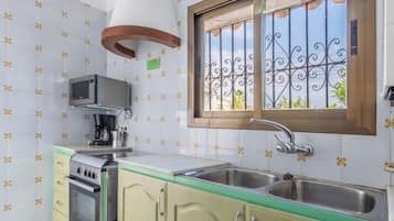 Fridge, microwave, oven, coffee/tea maker