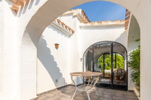 Outdoor dining - 'Villa Margarita' with outdoor pool, terrace, air conditioning and Wi-Fi (Benisa)