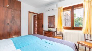 2 bedrooms, iron/ironing board, free WiFi, bed sheets