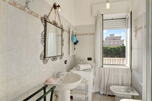 Bruser, hårtørrer, håndklæder