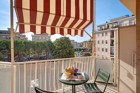 Outdoor dining. Apartment Casa Vacanze Leslie with Balcony