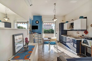 Fridge, microwave, stovetop, coffee/tea maker - Apartment Casa Vacanze Leslie with Balcony (Albenga)