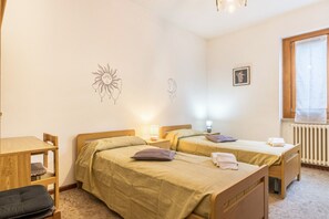 3 habitaciones, tabla de planchar con plancha y wifi gratis 