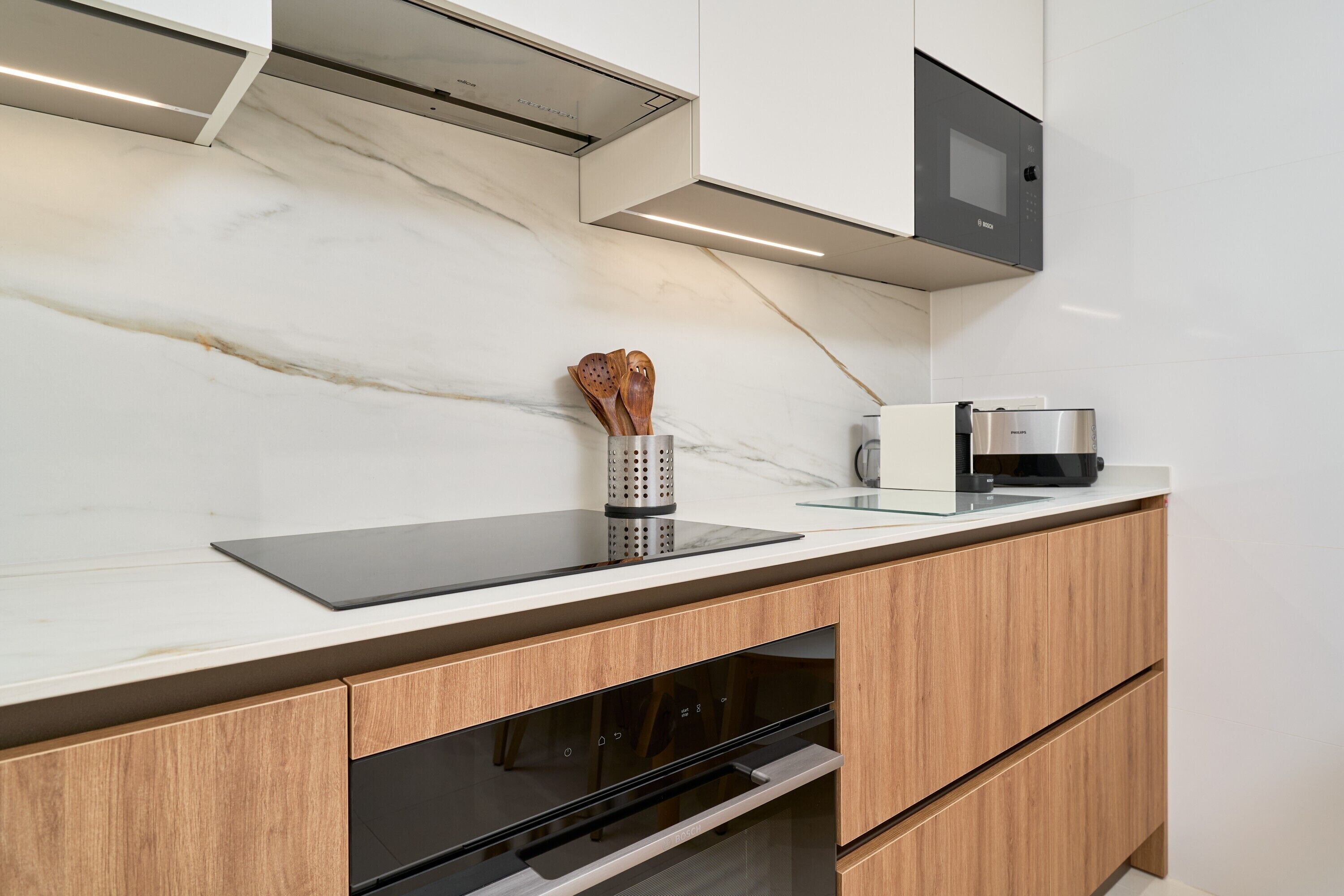 Frigorífico, microondas, horno y placa de cocina