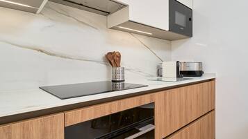 Frigorífico, microondas, horno y placa de cocina