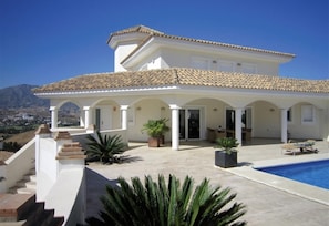 A two-story house with a swimming pool, outdoor seating, and a view of the mountains. - 'Luxurious villa in the sun' with Sea & Mountain View, Pool, A/C & Wi-Fi (Mijas Costa)