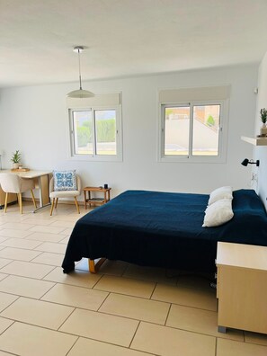 4 bedrooms, WiFi (free), bed sheets - 'Luxurious villa in the sun' with Sea & Mountain View, Pool, A/C & Wi-Fi (Mijas Costa)