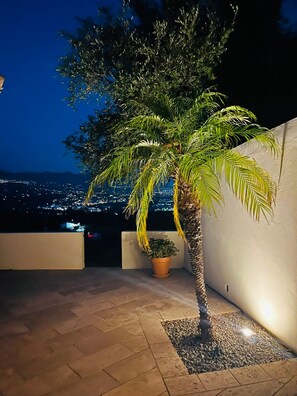 Property grounds - 'Luxurious villa in the sun' with Sea & Mountain View, Pool, A/C & Wi-Fi (Mijas Costa)