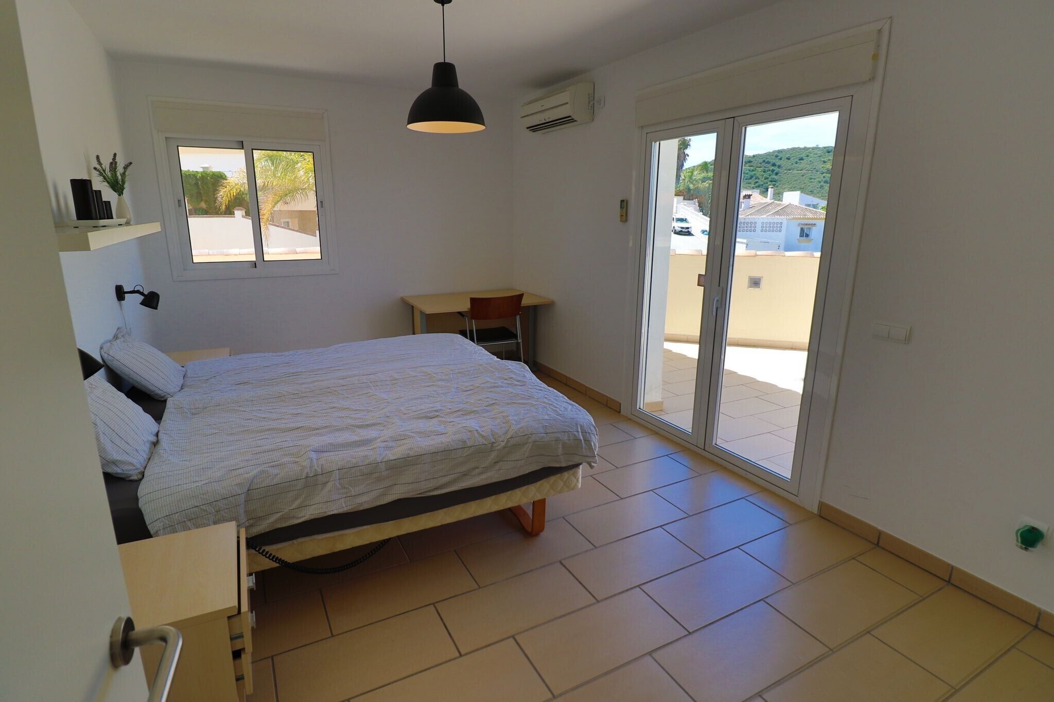 4 室のベッドルーム、WiFi (無料)、ベッドシーツ