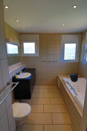Shower, hair dryer, towels - 'Luxurious villa in the sun' with Sea & Mountain View, Pool, A/C & Wi-Fi (Mijas Costa)