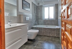 Een bad, een haardroger, handdoeken