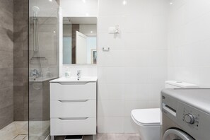 Suihku, hiustenkuivaaja, pyyhkeet