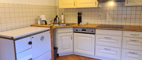 Kühlschrank, Mikrowelle, Ofen, Geschirrspüler