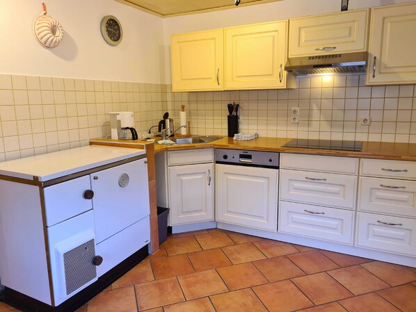 Kühlschrank, Mikrowelle, Ofen, Geschirrspüler