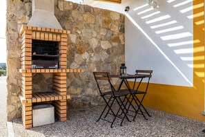 Outdoor dining - Vacation Home Monte do Tanoeiro - Casa Nova with Wi-Fi & Garden (Rogil)
