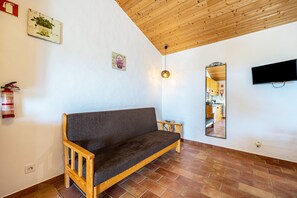 TV - Vacation Home Monte do Tanoeiro - Casa Nova with Wi-Fi & Garden (Rogil)