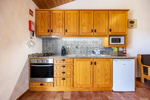 Fridge, microwave, oven, stovetop - Vacation Home Monte do Tanoeiro - Casa Nova with Wi-Fi & Garden (Rogil)