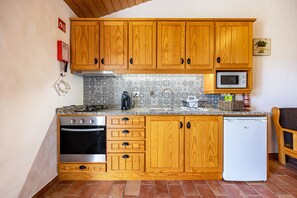 Fridge, microwave, oven, stovetop - Vacation Home Monte do Tanoeiro - Casa Nova with Wi-Fi & Garden (Rogil)