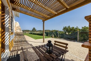 Outdoor dining - Vacation Home Monte do Tanoeiro - Casa Nova with Wi-Fi & Garden (Rogil)