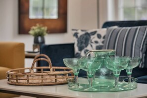 Une table avec une vaisselle en verre et un panier tressé.