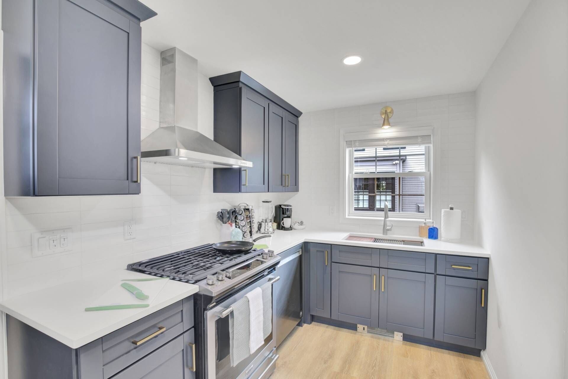 Casa (Blue Haven) | Cocina privada | Refrigerador, microondas, lavavajillas y cafetera y tetera 